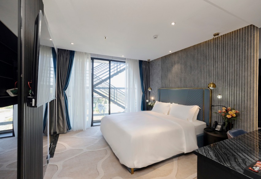 SUPERIOR DOUBLE BALCONY-14
